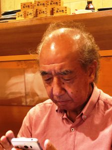 栄和の ともぞう さんも… 真剣な顔してますが… 実は 次は、どのお酒を呑もうか考えてるところです。たぶんワラ そして、本日のヒロイン 末永さん。