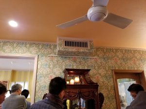 温かい空気がここから出ます。