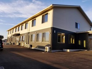 建物が大きすぎて、全てが写真に納まり切れません! こちらの施設は、高齢者向けの住宅ですが、 デイサービスの施設も兼ね備えております。 建物内部は