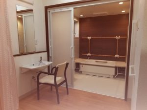 共用脱衣洗面も、お風呂も広々です。