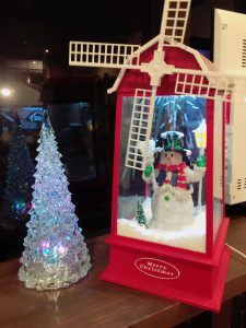 右のスノーマン?は、新しくデザインスタジオに飾られたクリスマスの飾りです☺ (ツリーは少し前から毎年飾られていますが・・・) 風車が回るようになっています(^^)