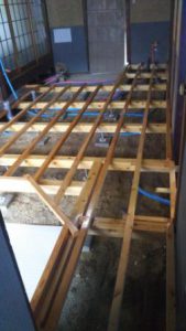 床根太を組み、構造用合板を貼り。