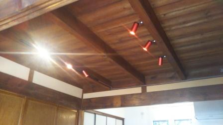 居間天井板と梁に赤いスポットライトは如何でしょうか？
