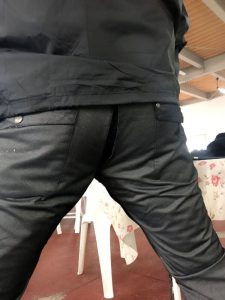 ズボンが綺麗に破れてしまいました