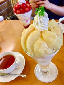桃パフェを注文