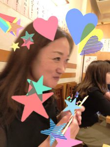 少し酔ってたような…？  いや。かなり酔ってましたよね！  だって  ↓テーブルの下には、箸やら、スプーンやら　落ちてましたからぁ～！