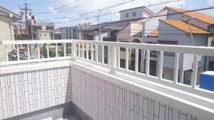 バルコニーの格子付手すりです。