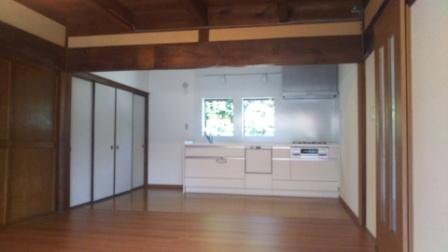 居間天井板と梁に赤いスポットライトは如何でしょうか？