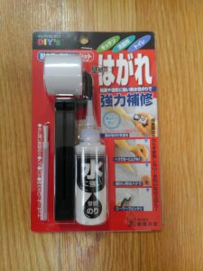 近所のカーマ―でクロス補修キットを購入。