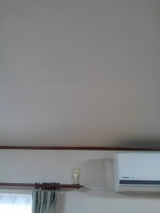 クロス側にノリを塗る