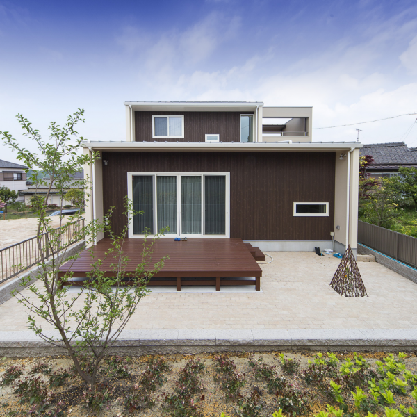 高台のシンプルモダンの家