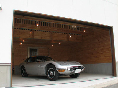 大きなガレージのある家のサムネイル