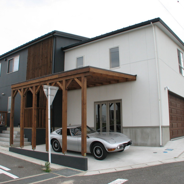 大きなガレージのある家のサムネイル