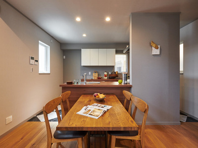 レンガの3階建ての家のサムネイル