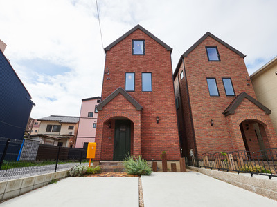 レンガの3階建ての家のサムネイル