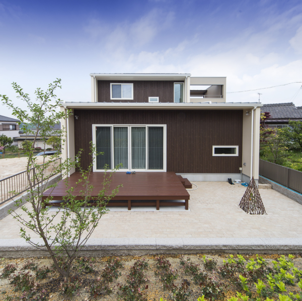 高台のシンプルモダンの家のサムネイル