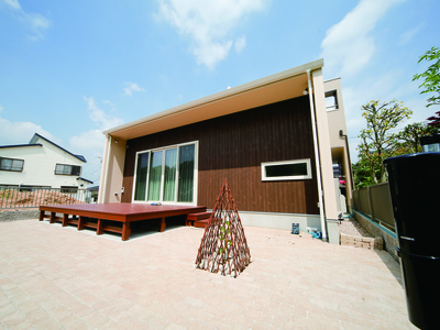 高台のシンプルモダンの家のサムネイル