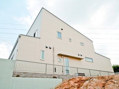 高台のシンプルモダンの家のサムネイル