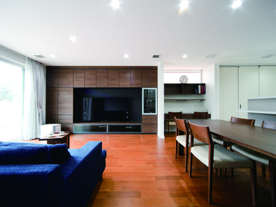 高台のシンプルモダンの家のサムネイル