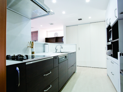 高台のシンプルモダンの家のサムネイル