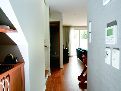 高台のシンプルモダンの家のサムネイル