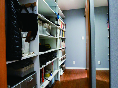 高台のシンプルモダンの家のサムネイル