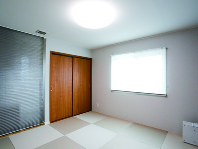 高台のシンプルモダンの家のサムネイル