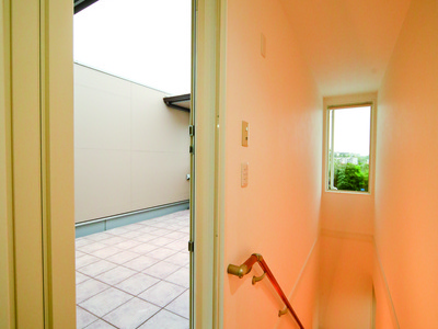 高台のシンプルモダンの家のサムネイル