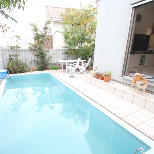 プールのある家のサムネイル