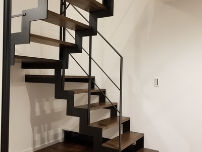 白と黒のモダンな家のサムネイル