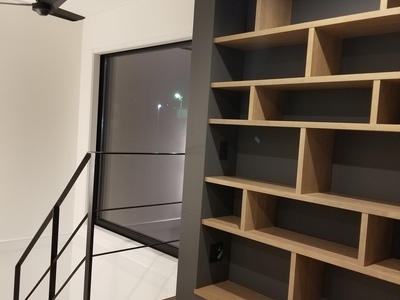 白と黒のモダンな家のサムネイル