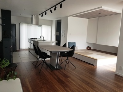 白と黒のモダンな家のサムネイル