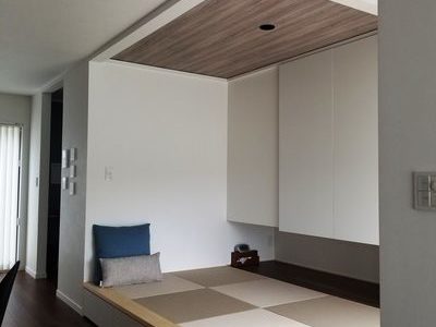 白と黒のモダンな家のサムネイル