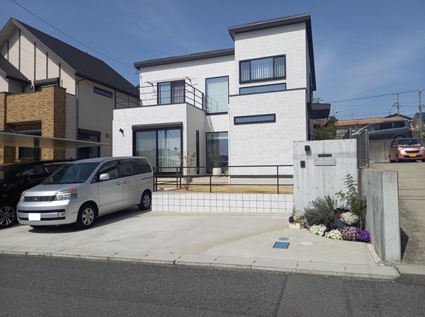 白と黒のモダンな家のサムネイル