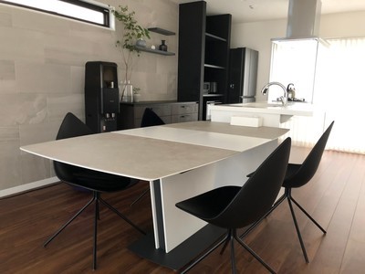 白と黒のモダンな家のサムネイル