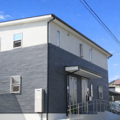 2つの家族1つ屋根の下