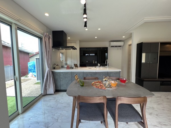 カッコ可愛いシンプルモダンの家のサムネイル